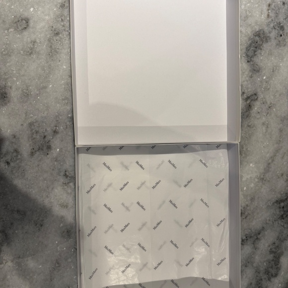 MaxMara “Dog in Coat” Gift Box–2024 William Wegman Collaboration – Collectible - Picture 3 of 3